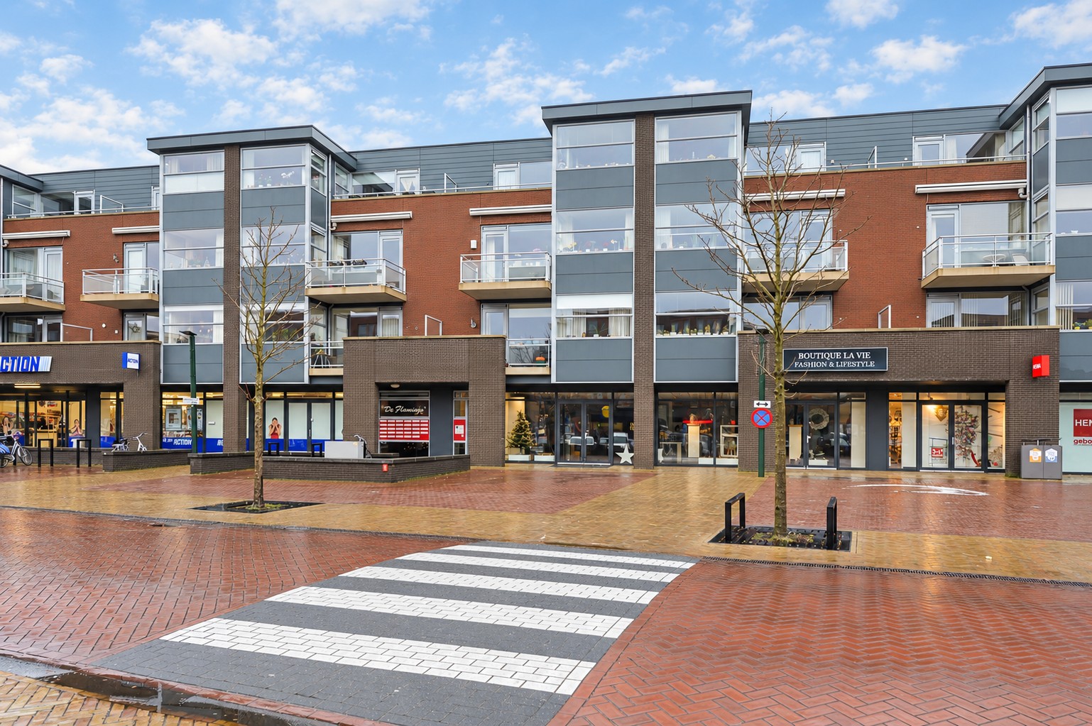 Vooraanzicht van een appartementencomplex aan de Stationsstraat in Gieten
