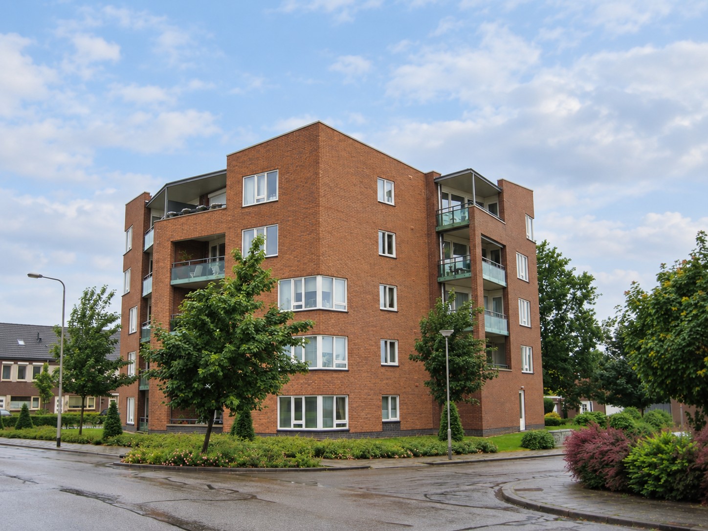 Zijaanzicht van een kleinschalig en modern appartementencomplex in Landgraaf