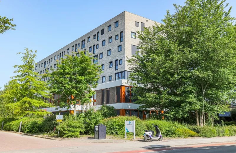 Zijaanzicht van een woon- en talentencentrum in Groningen