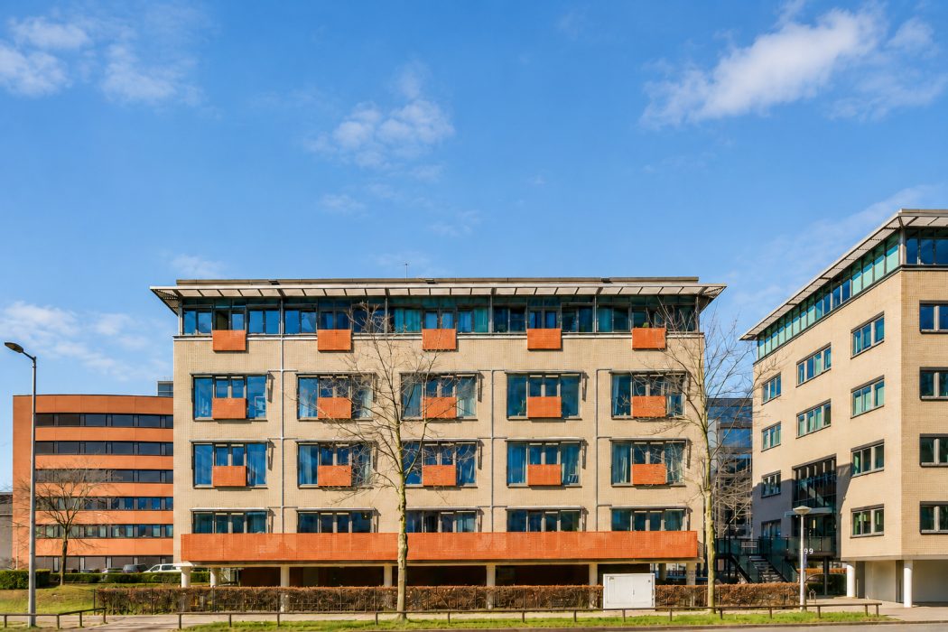 Vooraanzicht van een modern woongebouw gelegen aan de Pietersbergweg in Amsterdam