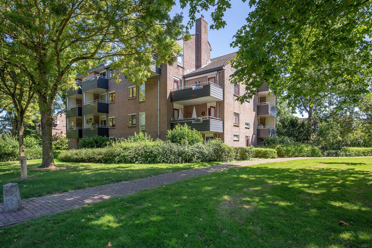 Vooraanzicht van een appartementencomplex met eengezinswoningen in Zwijndrecht