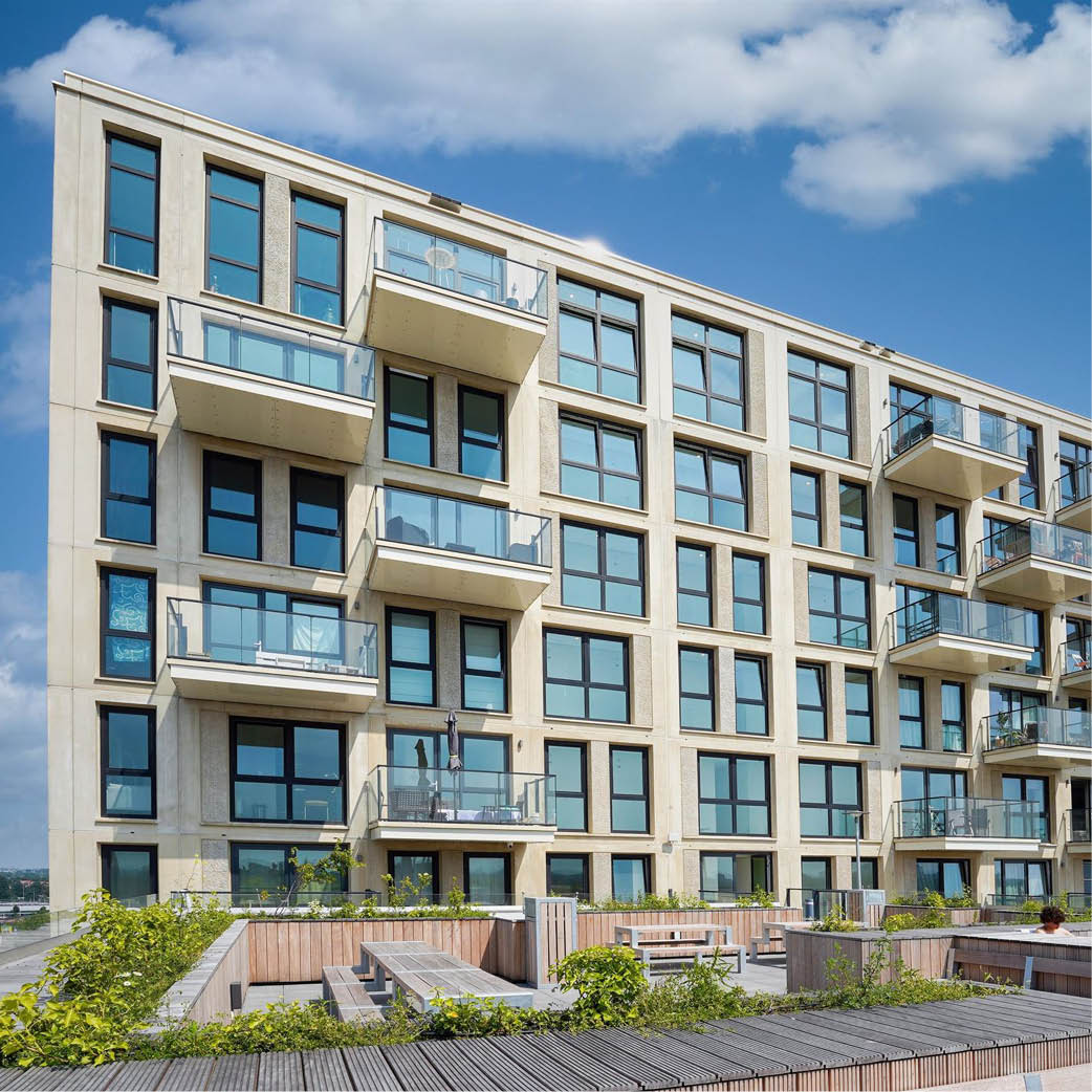 Vooraanzicht van een modern vormgegeven woongebouw