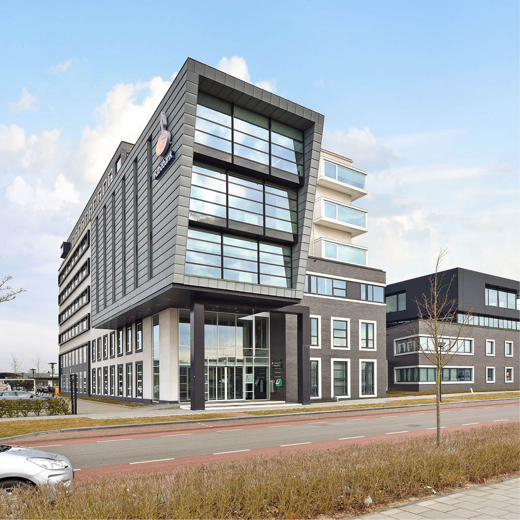 Zijkant van een fraai en aantrekkelijk multitennant kantoorgebouw met in het groot Rabobank daarop