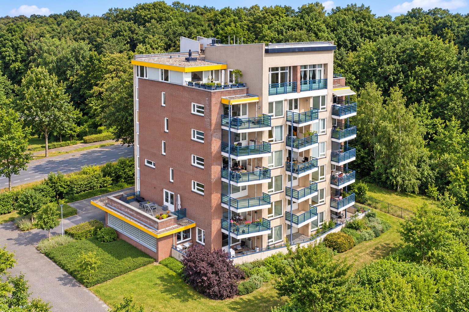 Vooraanzicht van een kleurrijk appartementencomplex aan de Veldzuring in Venlo-Oost