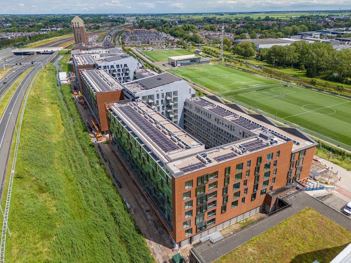 Bovenaanzicht van een modern woongebouw in Zouterwoude