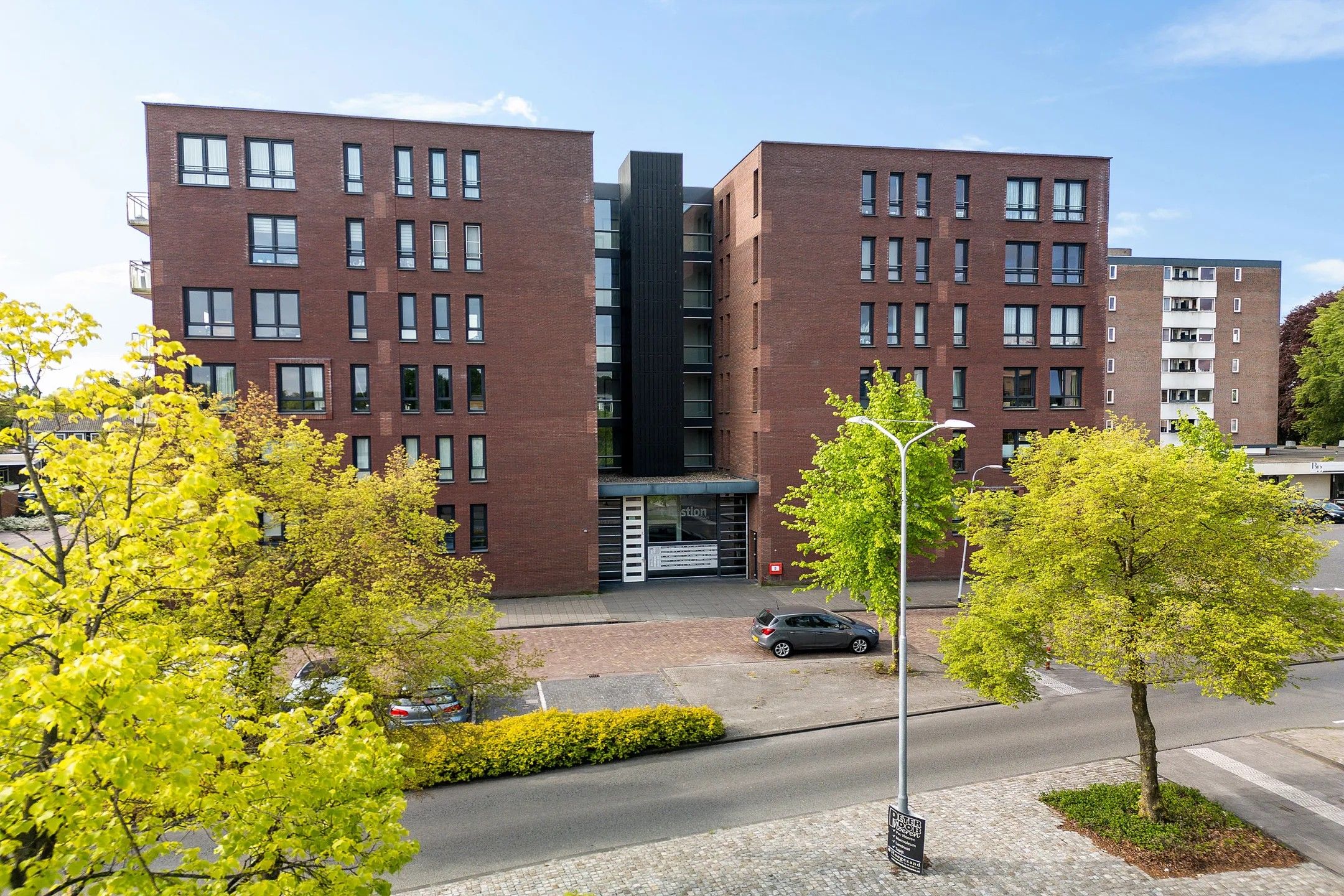 De voorkant van een appartementcomplex aan de Hoofdstraad in Hoogezand