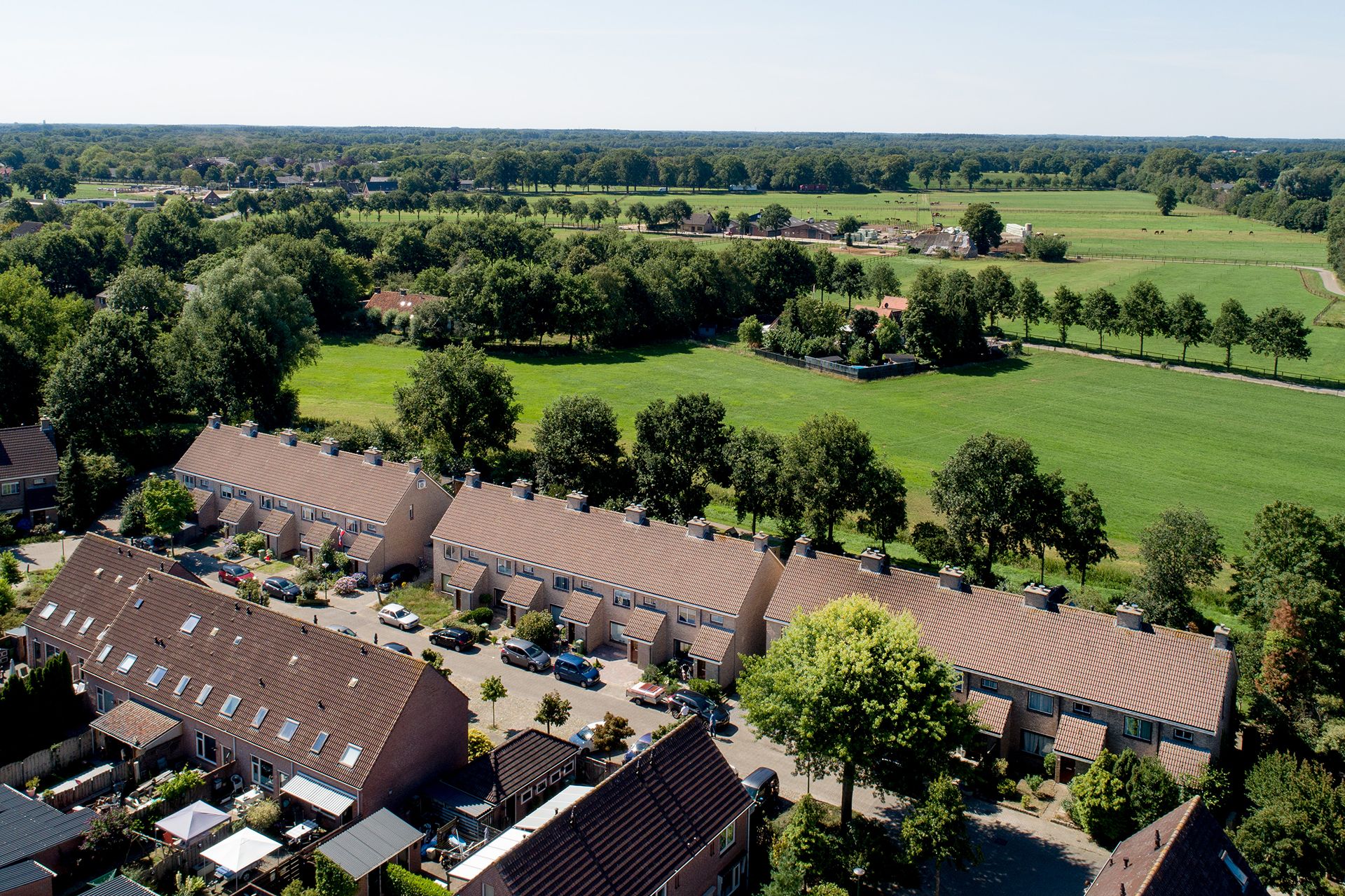Bovenaanzicht van rustige eengezinswoningen aan de rand van Grave