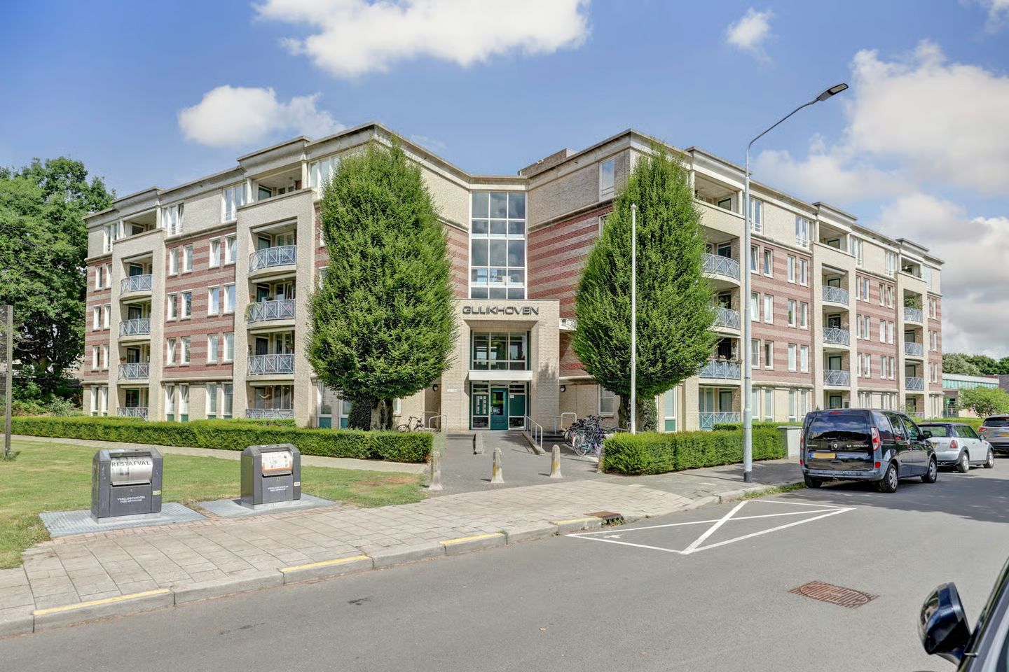 De voorkant van een appartementen complex aan de Gulikstraat in Venlo