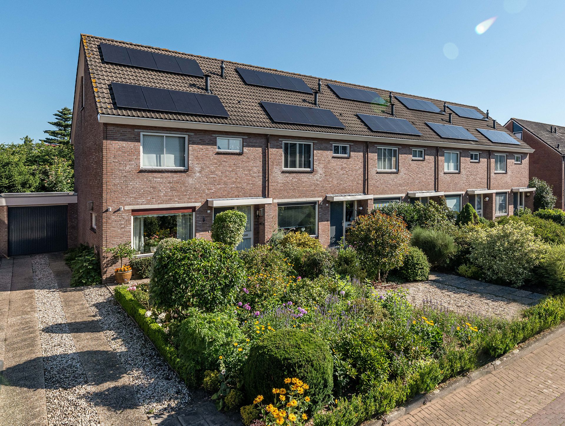 Een rij huizen aan de Landeweerd in Holten