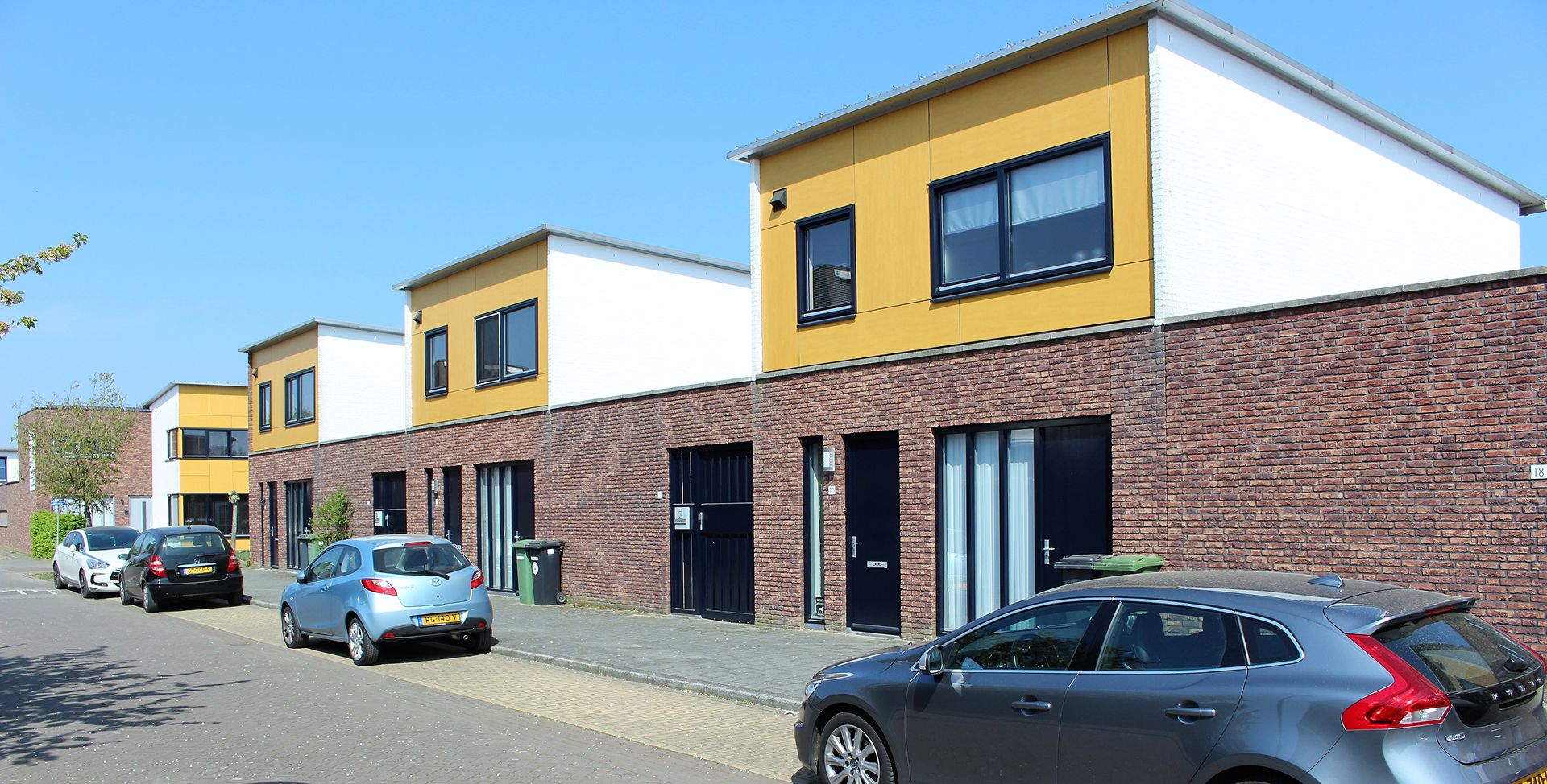 Vooraanzicht van eengezinswoningen in de wijk Offenbeek in Reuver