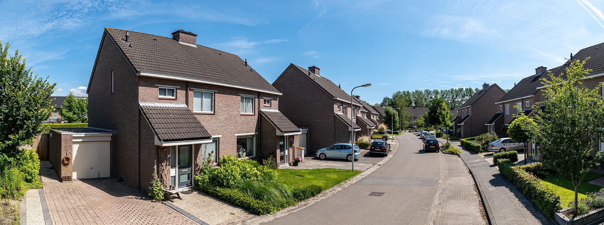 Zijaanzicht van eengezinswoningen in De Peppel, Drachten