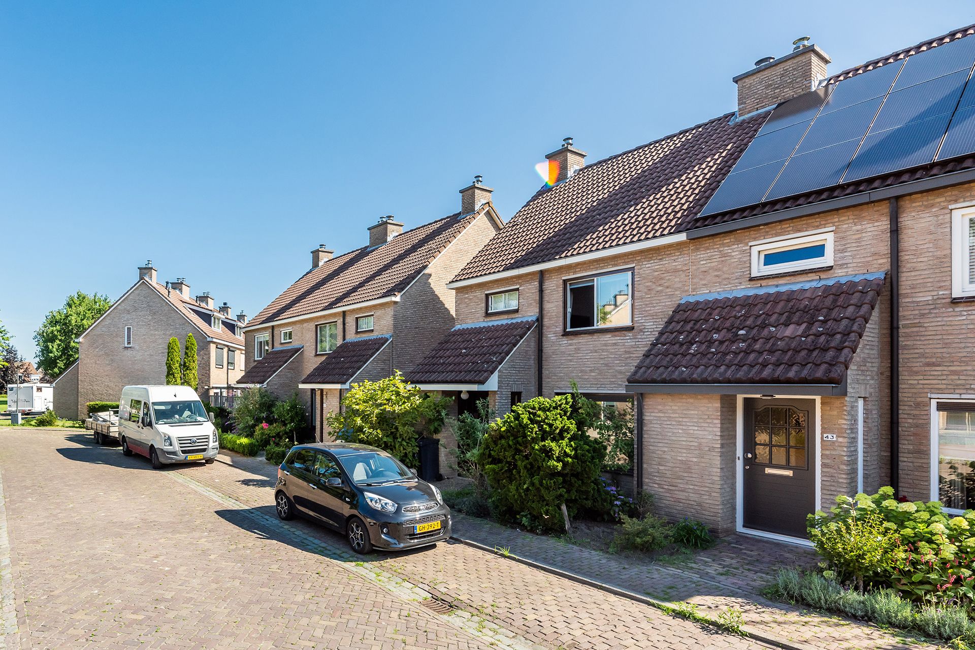 De voorkant van huizen in een wijk nabij het centrum van Schaijk