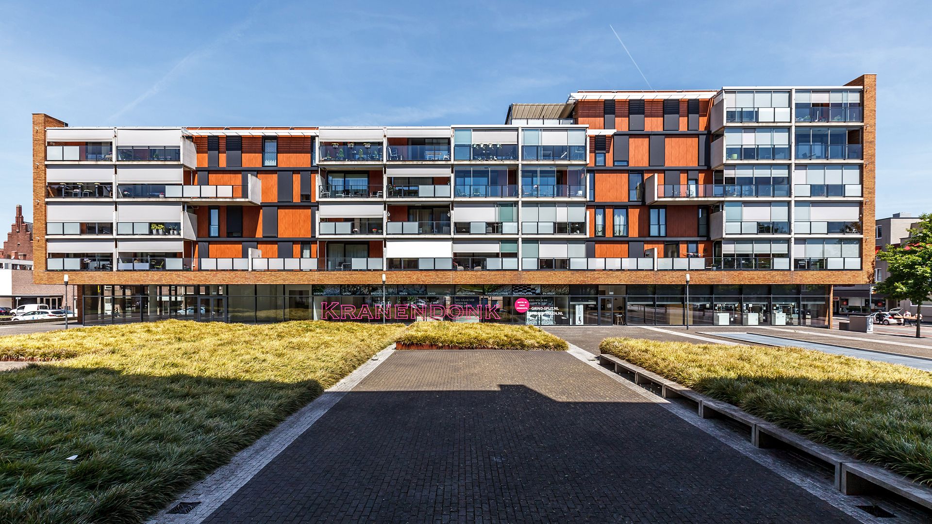 Vooraanzicht van een kleurrijk appartementencomplex in het centrum van Waalwijk